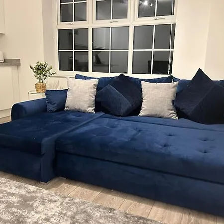 1 Bed High Quality Modern Flat Apartment